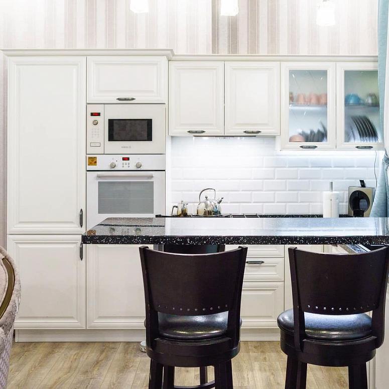 Фото угловая белая светлая кухня с крашеными фасадами в классическом стиле с пластиковой столешницей