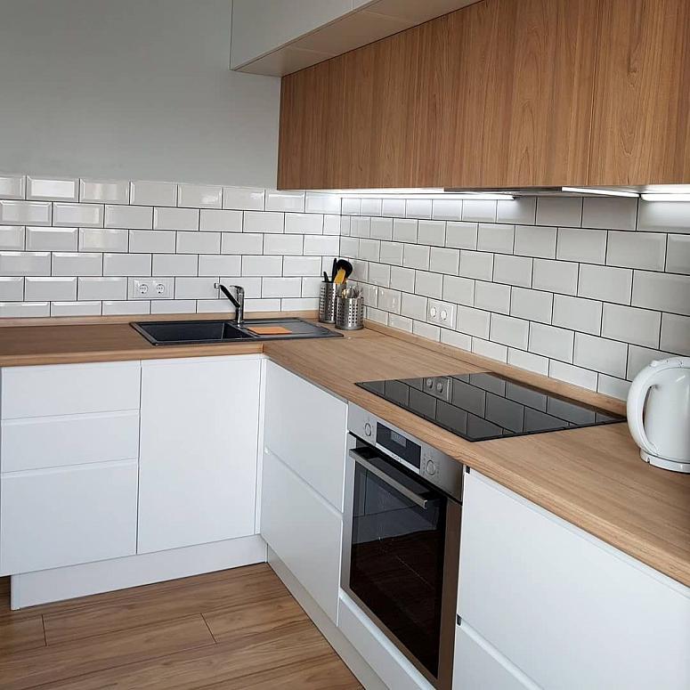 Фото угловая белая древесная двухцветная светлая кухня с пластиковыми фасадами с крашеными фасадами AGT в стиле Хай-Тек и в стиле Минимализм с пластиковой столешницей