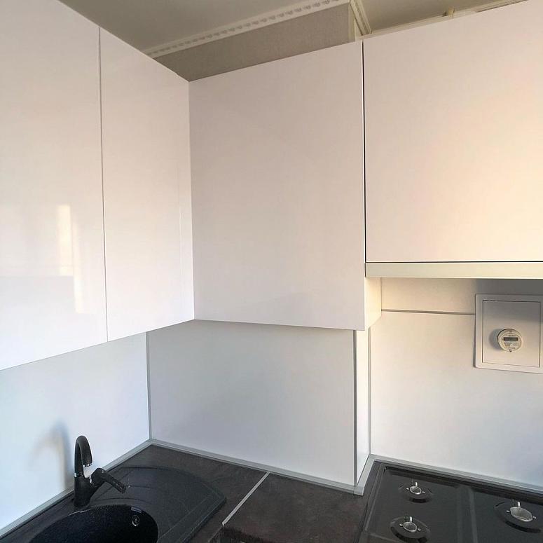 Фото угловая белая под бетон двухцветная под камень серая кухня с фасадами МДФ-ПВХ в стиле Хай-Тек с пластиковой столешницей