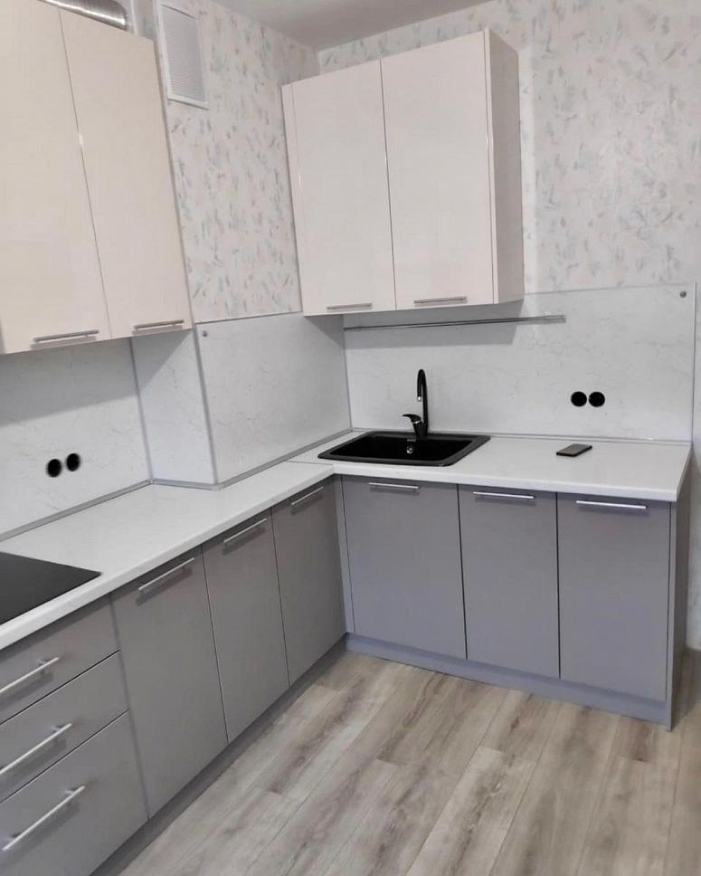 Фото угловая белая серая матовая кухня с фасадами МДФ-ПВХ в стиле Хай-Тек с пластиковой столешницей
