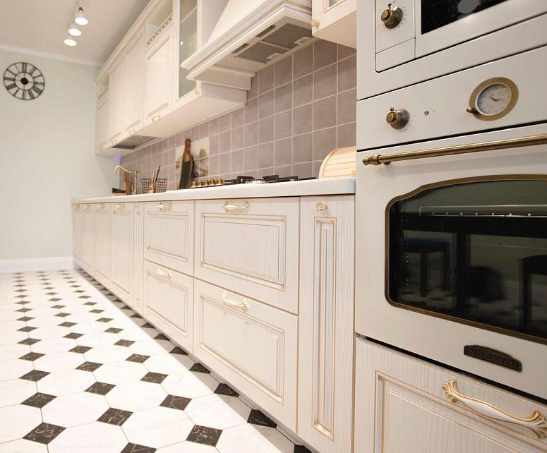 Фото прямая светлая бежевая кухня с крашеными фасадами в классическом стиле с кварцевой столешницей