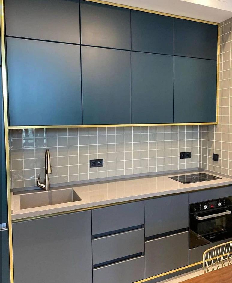 Фото прямая трехъярусная двухцветная матовая серая синяя темная кухня с крашеными фасадами в стиле Хай-Тек и в стиле Минимализм c акриловой столешницей