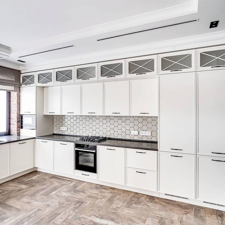 Фото угловая трехъярусная белая светлая кухня из шпона в стиле Лофт и в неоклассическом стиле с кварцевой столешницей