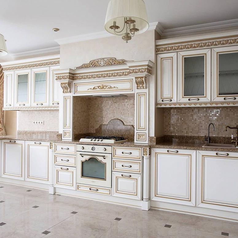 Фото угловая белая светлая кухня из массива в классическом стиле со столешницей из натурального камня