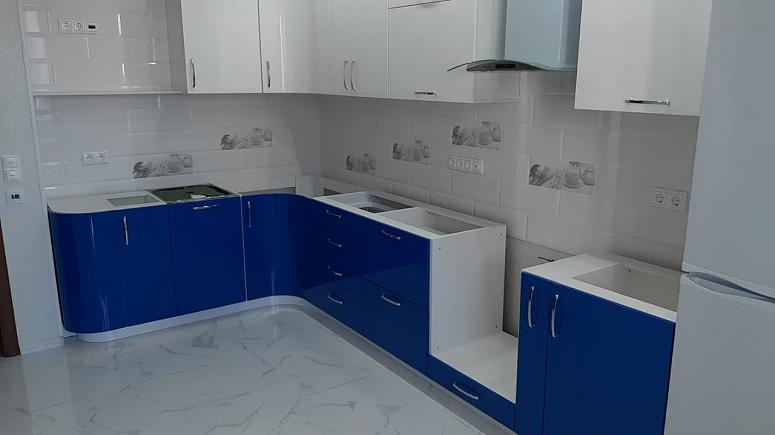 Фото угловая белая двухцветная глянцевая синяя яркая кухня с крашеными фасадами в стиле Хай-Тек c акриловой столешницей
