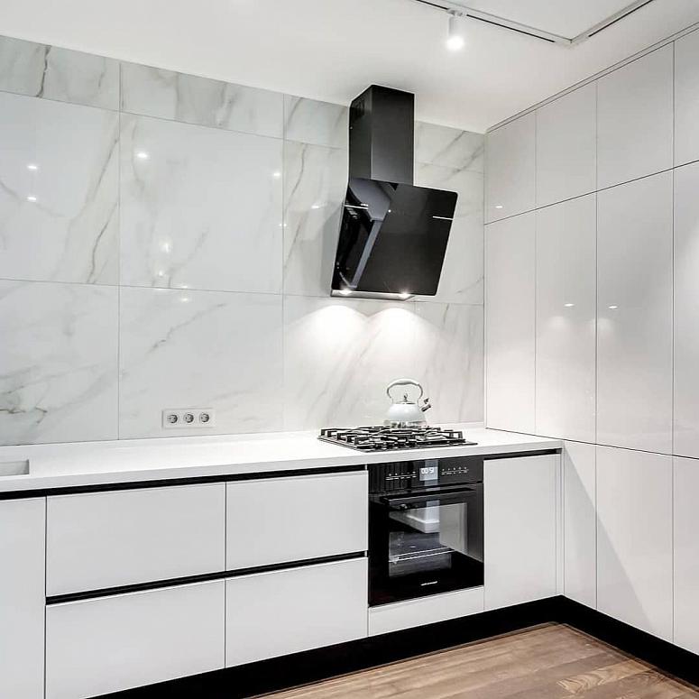 Фото п-образная белая светлая глянцевая кухня из акрила в стиле Хай-Тек и в стиле Минимализм c акриловой столешницей
