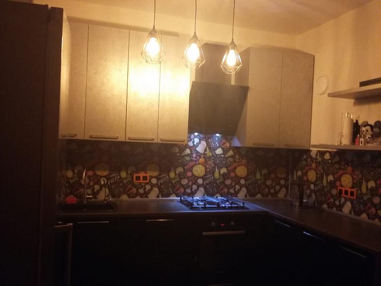 Фото угловая п-образная под бетон черная серая темная яркая кухня с пластиковыми фасадами в стиле Хай-Тек и в стиле Минимализм с пластиковой столешницей