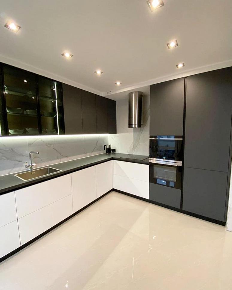 Фото угловая белая двухцветная серая темная кухня с пластиковыми фасадами с фасадами Fenix в стиле Хай-Тек и в стиле Минимализм