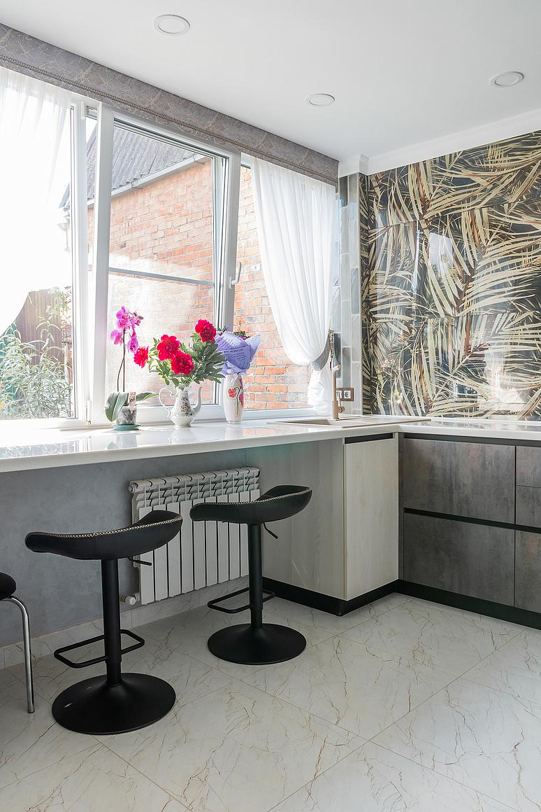 Фото угловая п-образная кухня с фасадами Eterno в стиле Хай-Тек и в стиле Минимализм c акриловой столешницей
