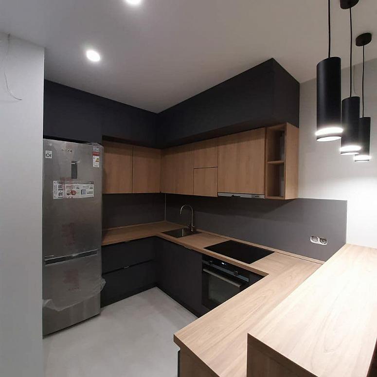 Фото п-образная с барной стойкой древесная двухцветная серая темная кухня с пластиковыми фасадами с крашеными фасадами в стиле Минимализм
