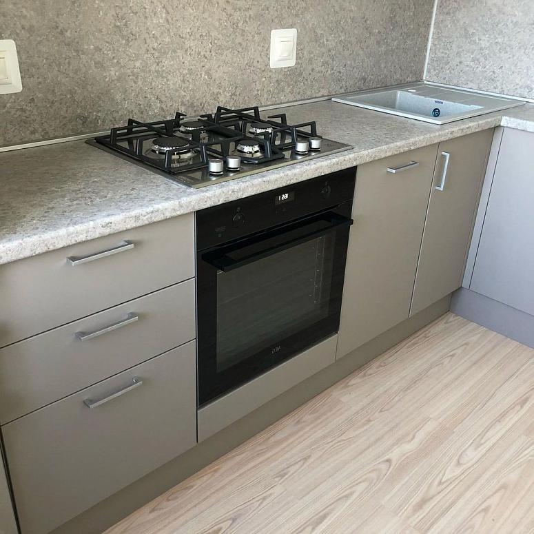 Фото угловая белая серая двухцветная кухня с фасадами МДФ-ПВХ в стиле Хай-Тек с пластиковой столешницей