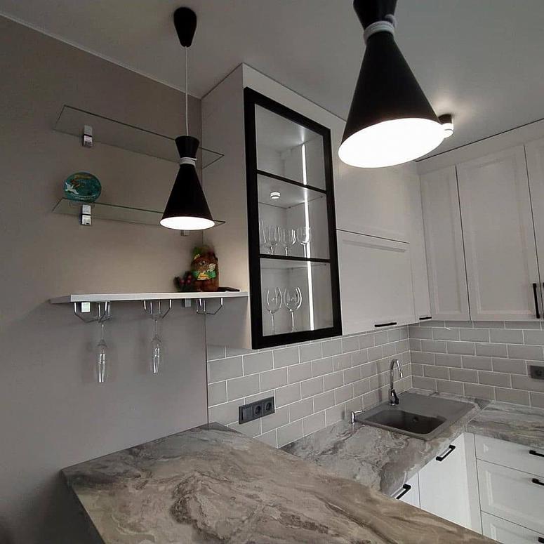 Фото кухня с крашеными фасадами в неоклассическом стиле с пластиковой столешницей