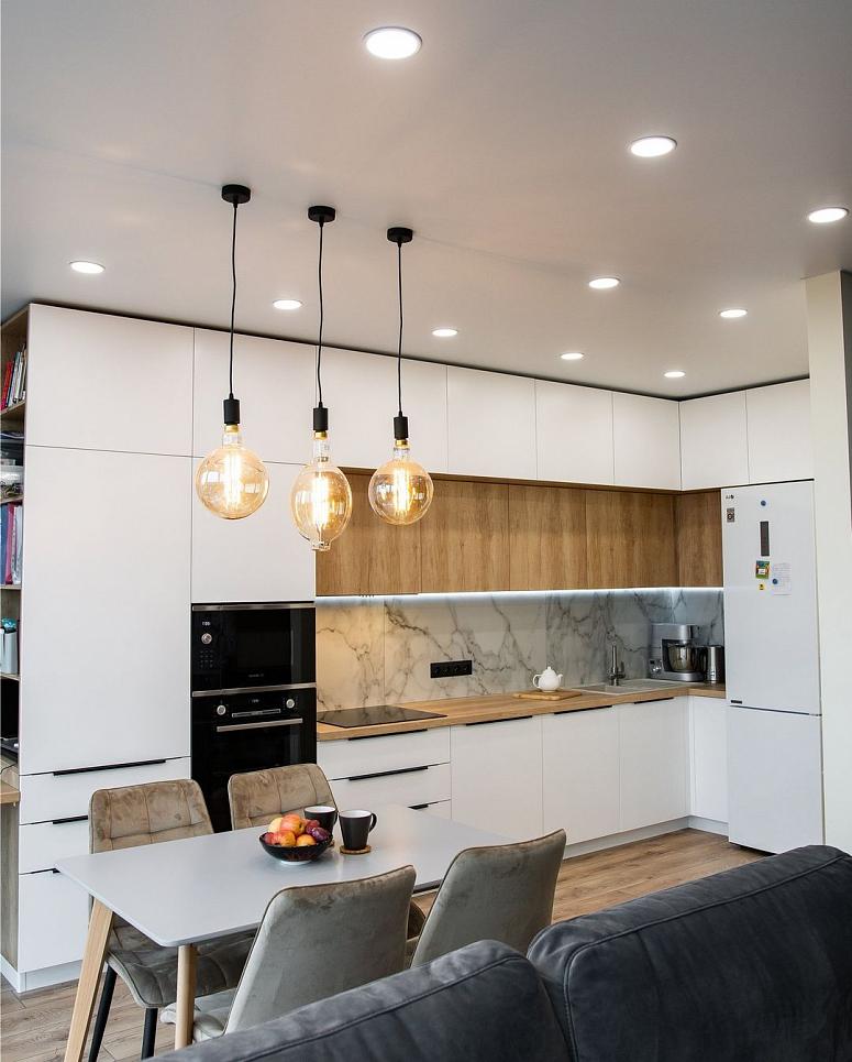 Фото угловая белая древесная двухцветная матовая светлая кухня с крашеными фасадами в стиле Хай-Тек и в стиле Минимализм с пластиковой столешницей