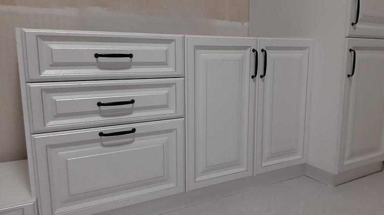 Фото угловая белая светлая матовая кухня с фасадами МДФ-ПВХ в классическом стиле и в неоклассическом стиле