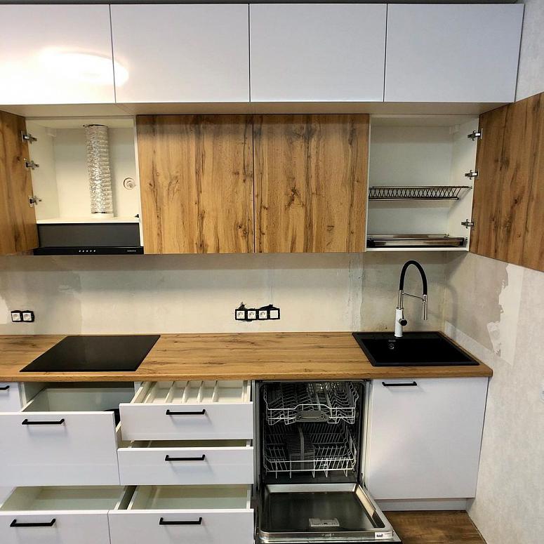 Фото прямая трехъярусная белая древесная двухцветная кухня с фасадами МДФ-ПВХ в стиле Хай-Тек и в стиле Минимализм с пластиковой столешницей