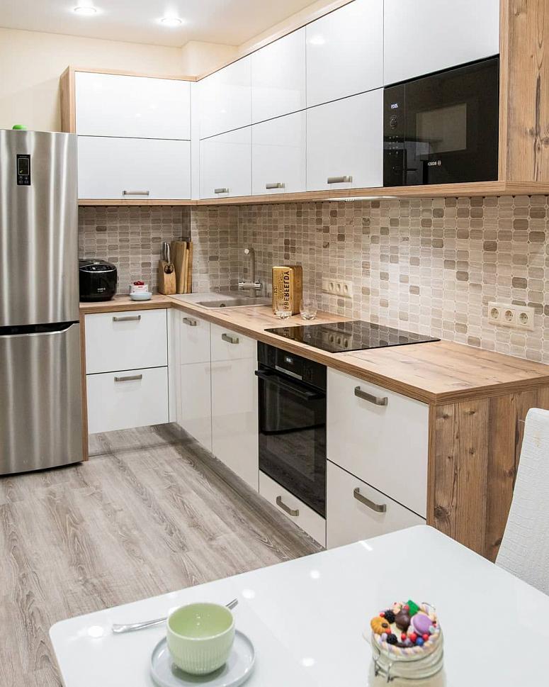 Фото угловая белая светлая древесная кухня с пластиковыми фасадами в стиле Хай-Тек и в стиле Минимализм с пластиковой столешницей
