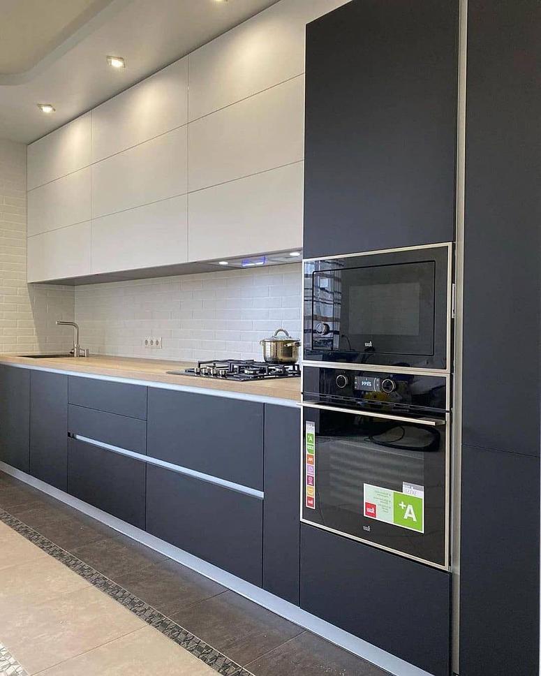 Фото прямая трехъярусная белая черная двухцветная матовая кухня с пластиковыми фасадами AGT в стиле Минимализм с пластиковой столешницей