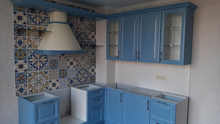 Фото угловая синяя кухня из массива в классическом стиле c акриловой столешницей