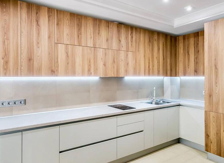 Фото угловая белая древесная двухцветная матовая кухня с пластиковыми фасадами в стиле Хай-Тек и в стиле Минимализм c акриловой столешницей