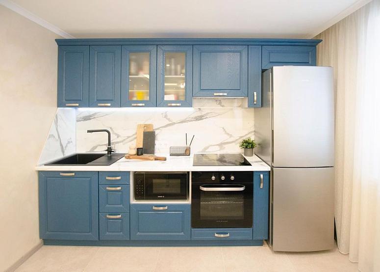 Фото прямая с островом яркая синяя матовая кухня с фасадами МДФ-ПВХ в неоклассическом стиле с пластиковой столешницей
