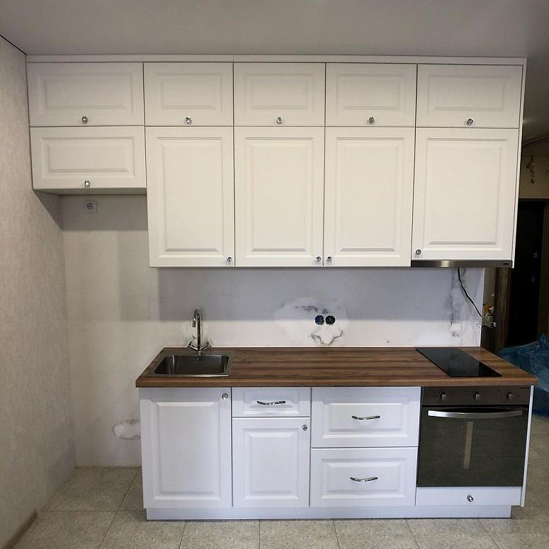 Фото прямая трехъярусная белая кухня с фасадами МДФ-ПВХ в неоклассическом стиле с пластиковой столешницей