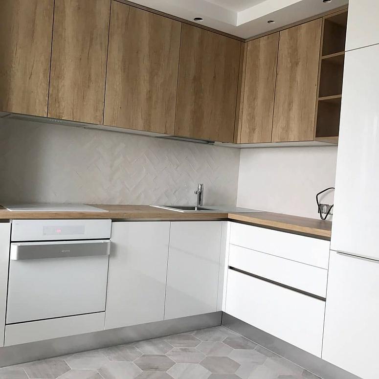 Фото угловая белая древесная двухцветная матовая светлая кухня с пластиковыми фасадами AGT в стиле Хай-Тек и в стиле Минимализм с пластиковой столешницей