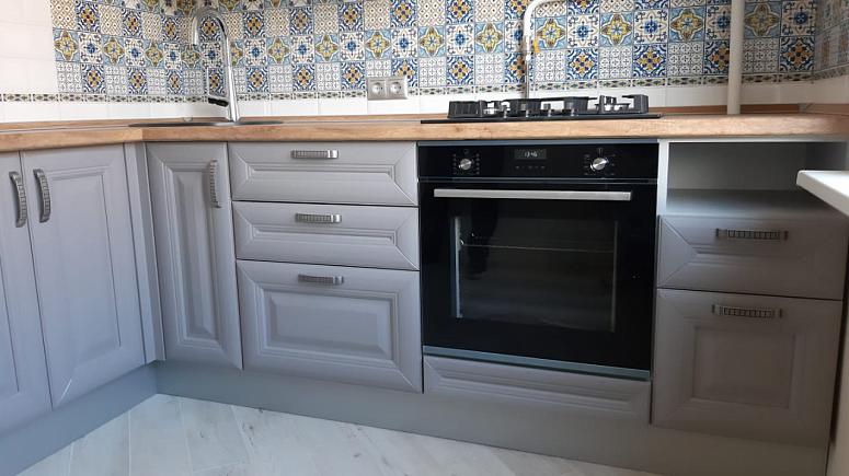 Фото угловая белая двухцветная матовая серая светлая темная кухня из массива в классическом стиле с пластиковой столешницей