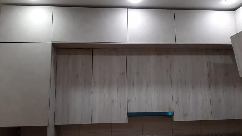 Фото угловая трехъярусная под бетон древесная двухцветная матовая светлая кухня с пластиковыми фасадами в стиле Лофт и в скандинавском стиле с пластиковой столешницей