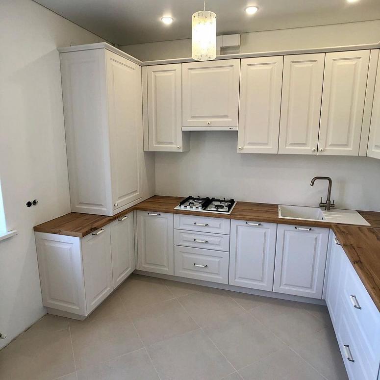 Фото п-образная белая светлая древесная кухня с крашеными фасадами в неоклассическом стиле