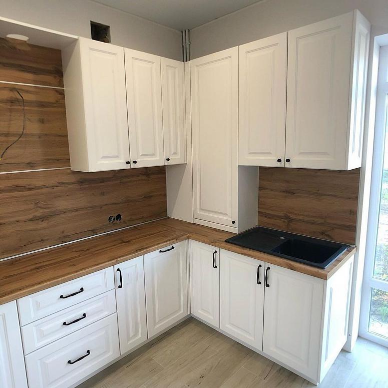 Фото угловая белая кухня с крашеными фасадами в неоклассическом стиле