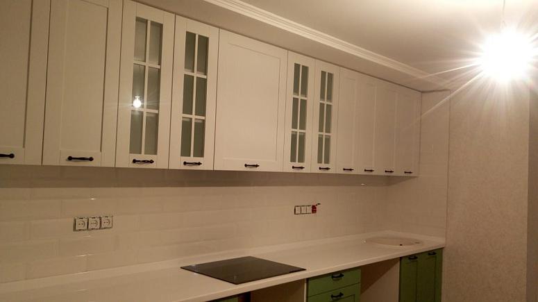 Фото прямая белая матовая светлая зеленая кухня с крашеными фасадами в неоклассическом стиле и в скандинавском стиле c акриловой столешницей