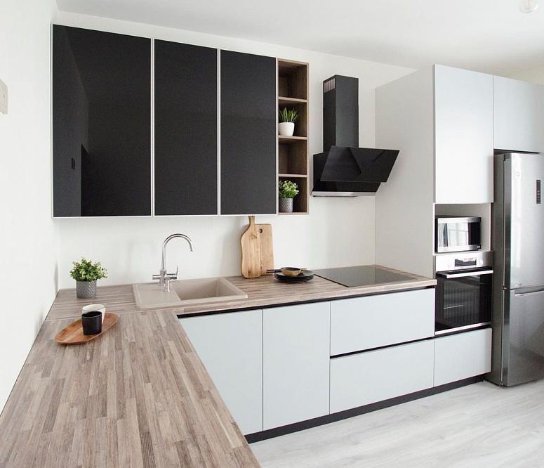 Фото угловая белая черная древесная двухцветная кухня с пластиковыми фасадами из акрила в стиле Хай-Тек и в стиле Минимализм с пластиковой столешницей