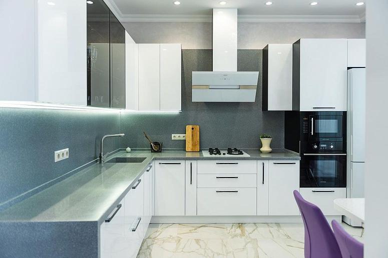 Фото угловая белая светлая кухня с крашеными фасадами в стиле Хай-Тек с кварцевой столешницей