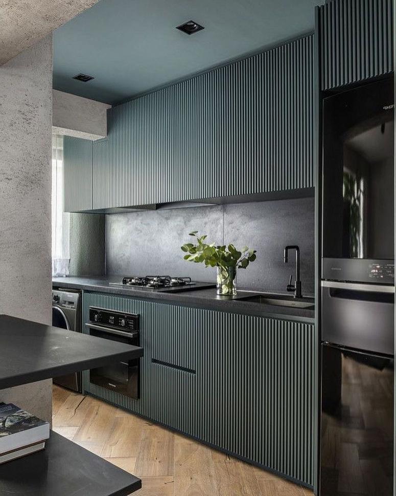 Фото прямая серая матовая темная кухня с крашеными фасадами в стиле Хай-Тек и в стиле Лофт со столешницей из натурального камня