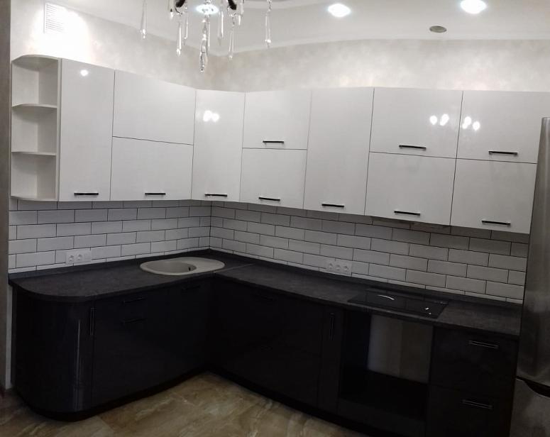 Фото угловая белая двухцветная глянцевая светлая темная кухня с пластиковыми фасадами AGT в стиле Хай-Тек с пластиковой столешницей