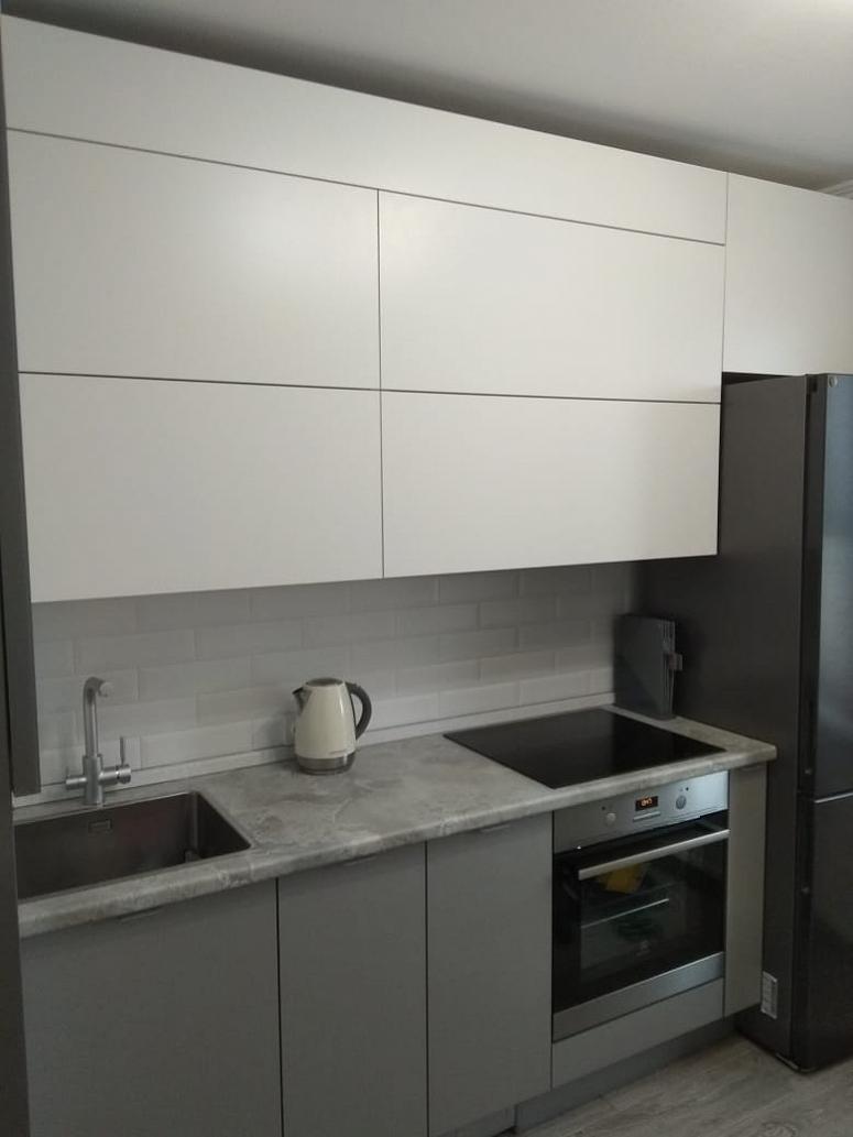 Фото прямая белая двухцветная матовая серая кухня с пластиковыми фасадами AGT в стиле Хай-Тек с пластиковой столешницей