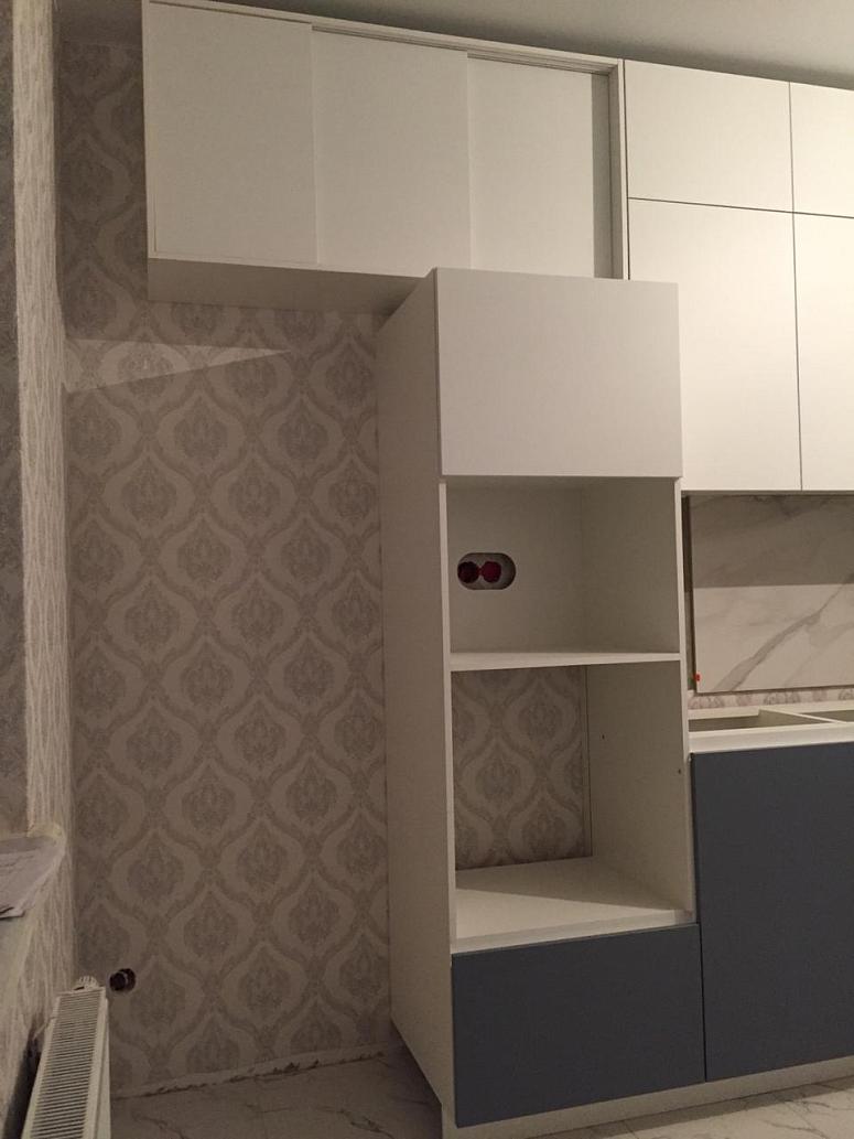 Фото угловая трехъярусная белая двухцветная матовая серая кухня с крашеными фасадами в стиле Минимализм