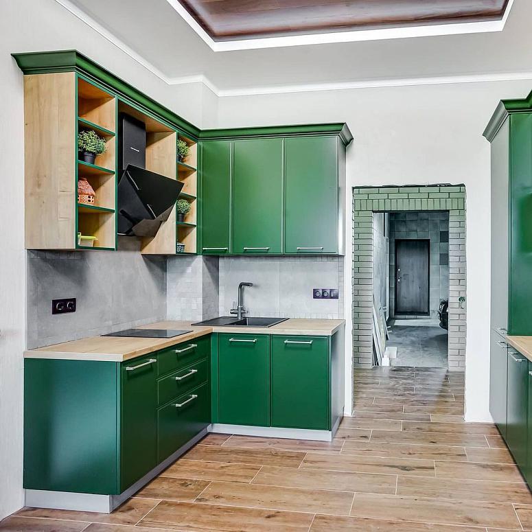 Фото угловая зеленая древесная кухня с крашеными фасадами в неоклассическом стиле с пластиковой столешницей