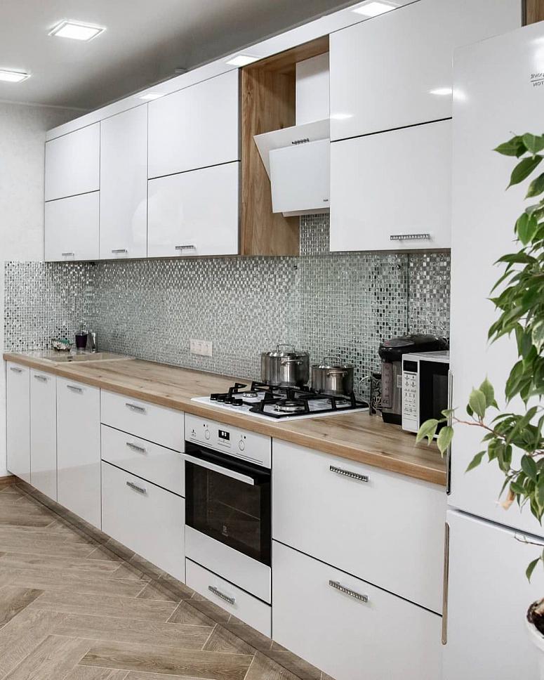 Фото прямая белая светлая глянцевая кухня с пластиковыми фасадами в стиле Хай-Тек с пластиковой столешницей