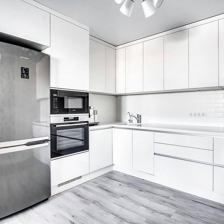 Фото угловая белая светлая матовая кухня с крашеными фасадами в стиле Хай-Тек и в стиле Минимализм c акриловой столешницей