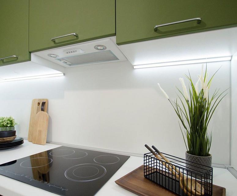 Фото угловая яркая оливковая кухня с фасадами МДФ-ПВХ в стиле Хай-Тек с пластиковой столешницей