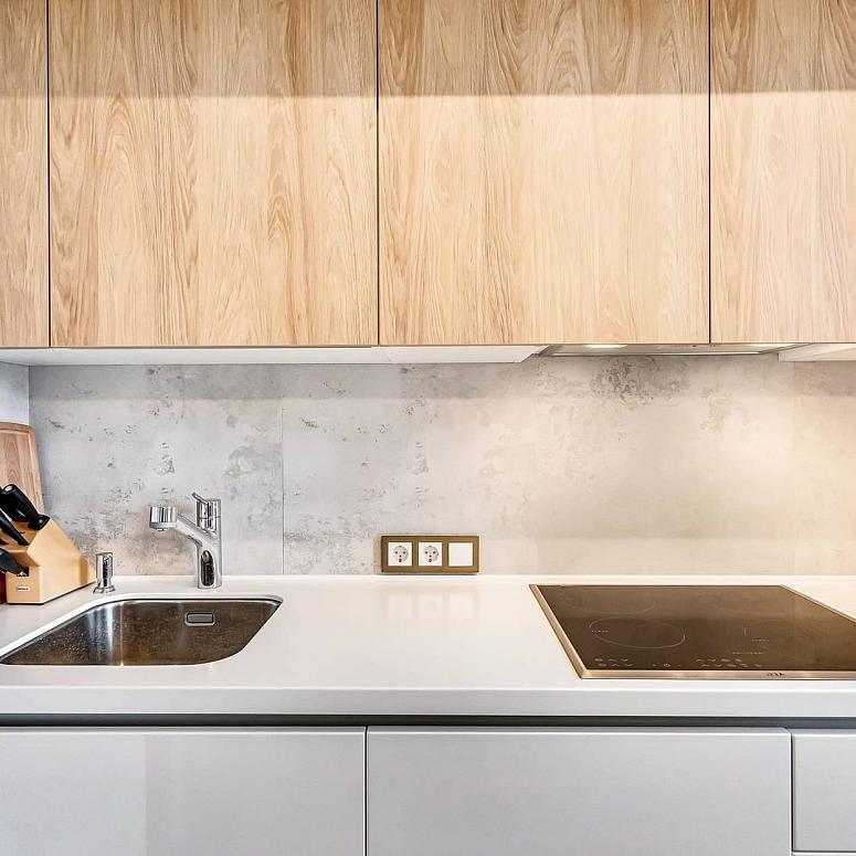 Фото угловая трехъярусная белая древесная двухцветная глянцевая кухня с пластиковыми фасадами из акрила в стиле Хай-Тек и в стиле Минимализм c акриловой столешницей