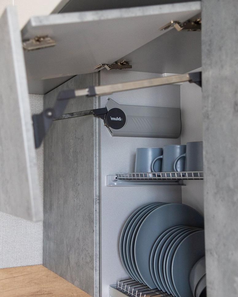 Фото угловая белая двухцветная под камень серая светлая кухня с фасадами МДФ-ПВХ в стиле Хай-Тек и в стиле Лофт и в стиле Минимализм с пластиковой столешницей