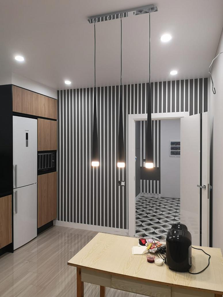 Фото прямая бежевая древесная двухцветная матовая светлая кухня с пластиковыми фасадами с фасадами Fenix в стиле Минимализм