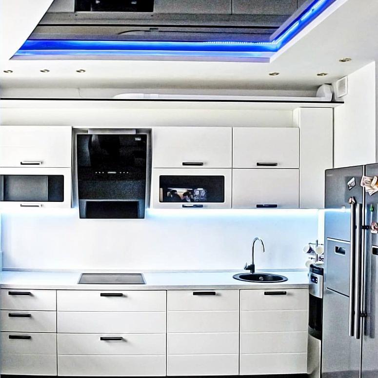 Фото прямая с барной стойкой белая глянцевая кухня с фасадами МДФ-ПВХ в стиле Хай-Тек с пластиковой столешницей
