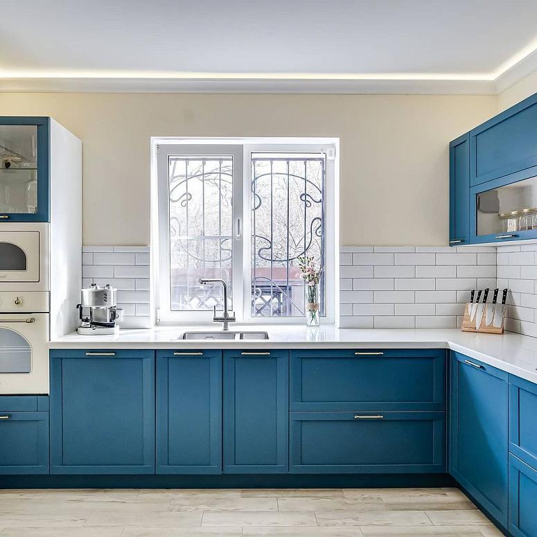 Фото угловая яркая синяя кухня из шпона в неоклассическом стиле c акриловой столешницей