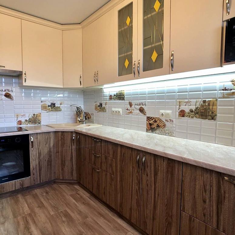 Фото угловая бежевая древесная двухцветная кухня с фасадами МДФ-ПВХ в стиле Хай-Тек с пластиковой столешницей