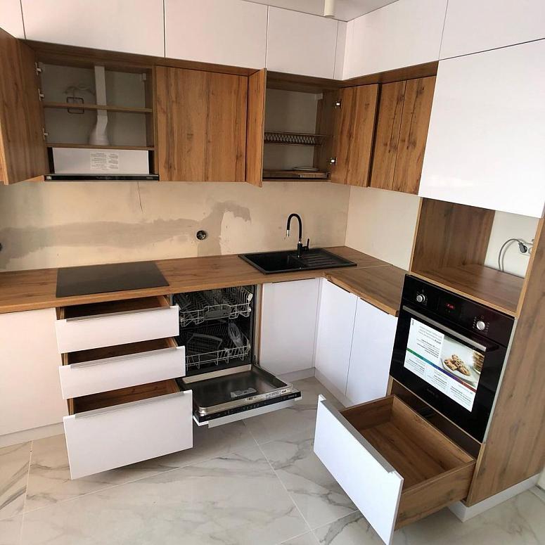 Фото угловая трехъярусная белая древесная двухцветная глянцевая кухня с пластиковыми фасадами AGT в стиле Минимализм с пластиковой столешницей