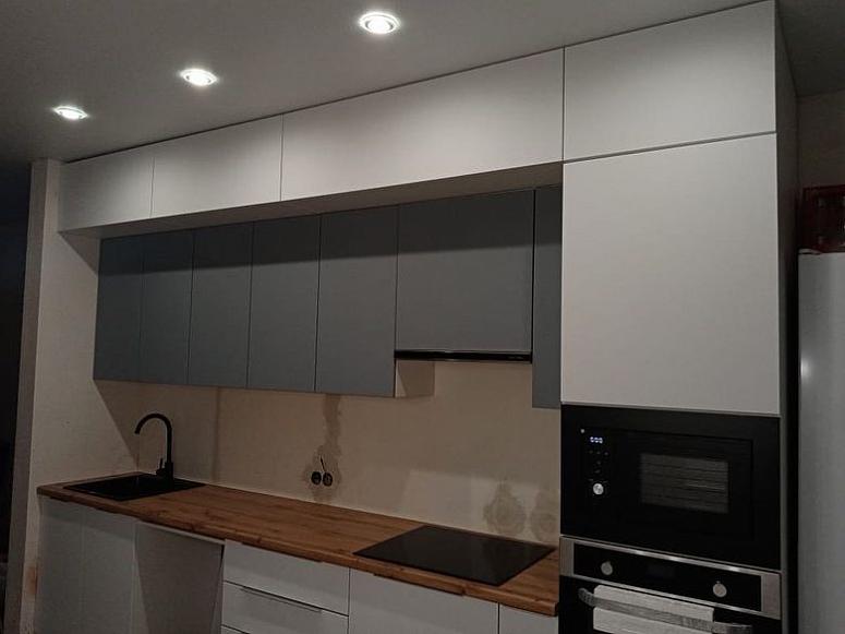 Фото прямая белая серая двухцветная кухня с пластиковыми фасадами в стиле Хай-Тек и в стиле Минимализм