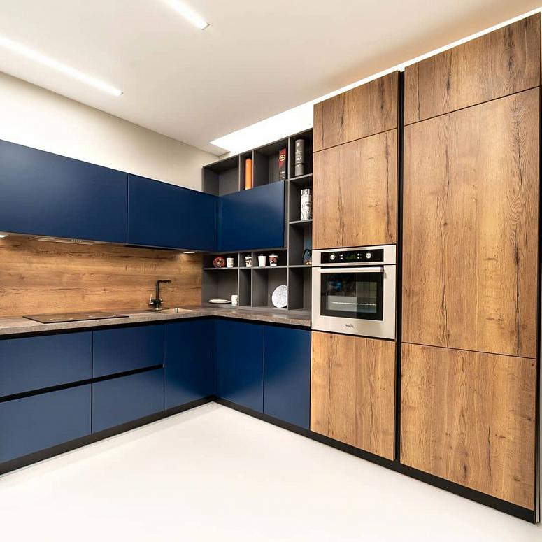 Фото угловая древесная двухцветная глянцевая матовая синяя кухня с пластиковыми фасадами в стиле Хай-Тек и в стиле Минимализм